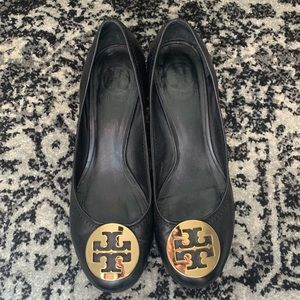 Tory Burch Chelsea Pump- black and gold 7.5
